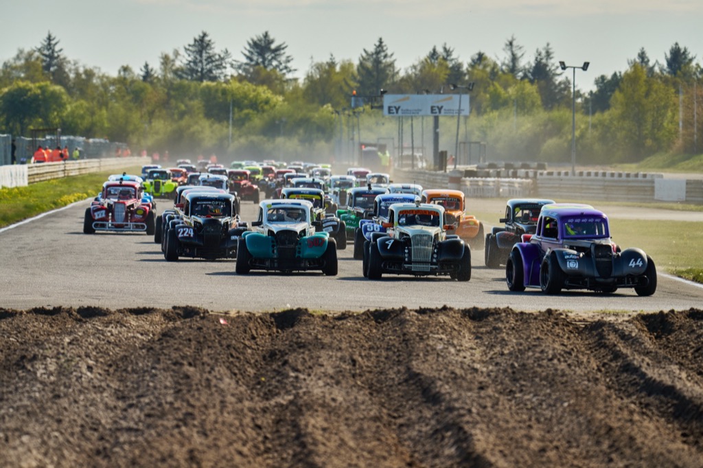 Hele tre gange blev et felt på 50 racerbiler sluppet løs ved sæsonpremieren i Daarbak redoffice Legend Car Cuppen på Padborg Park.
(Foto: Stumpphoto)